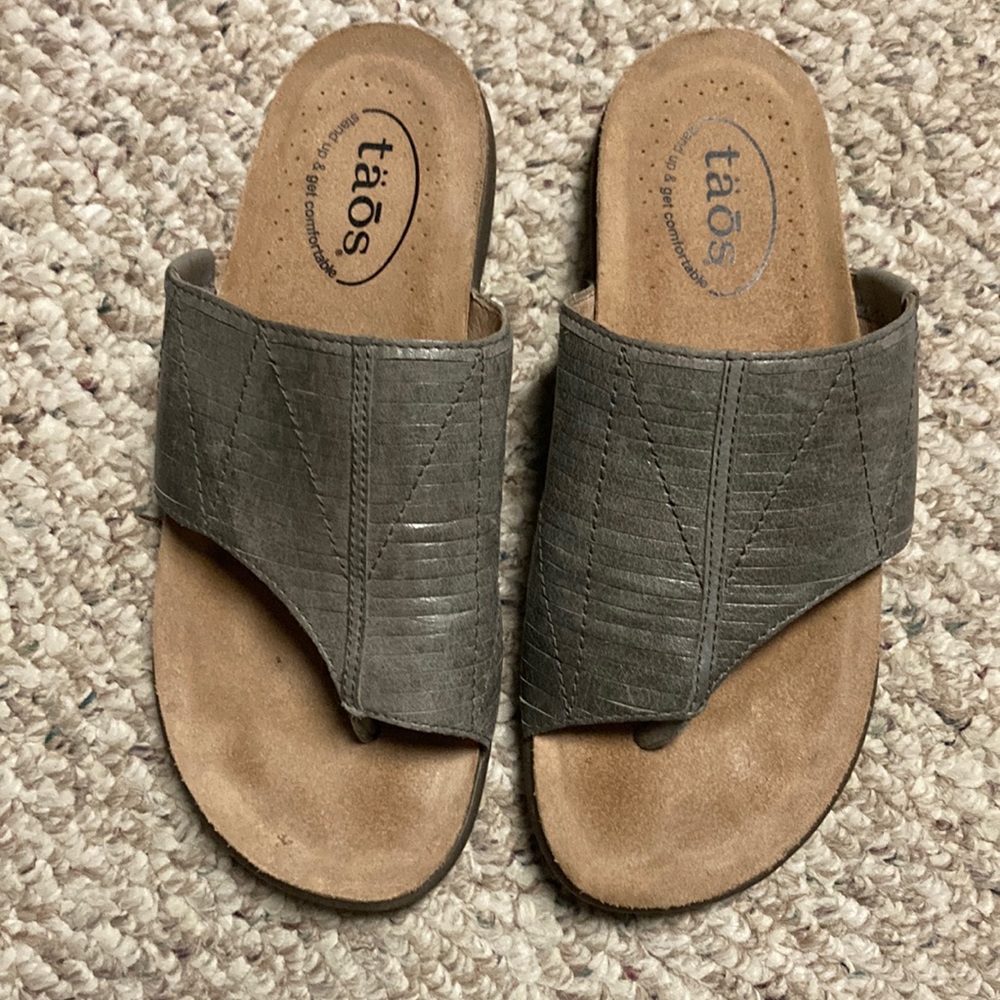 Taos size 7 grey sandals